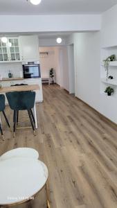 an empty room with a kitchen and a dining room table at Odiseea Apartment-Private parking included in Sibiu