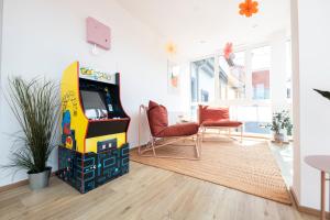 Habitación con consola de videojuegos y 2 sillas en Bunter Hund Apartments - Zentrales Apartment, Parkplatz, Wintergarten, Kinderzimmer, en Rothenburg ob der Tauber