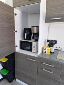 a small kitchen with a microwave and a counter at Klingenbrunner FeWo in Spiegelau