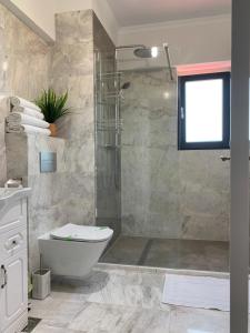 ein Badezimmer mit Dusche, Toilette und Waschbecken in der Unterkunft Summer apartments in Eforie Nord + 44 Fotos