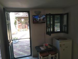 a room with a door leading to a yard with a patio at Ina Holiday in Jupiter