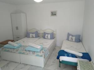 two twin beds in a room with a mirror at Ina Holiday in Jupiter