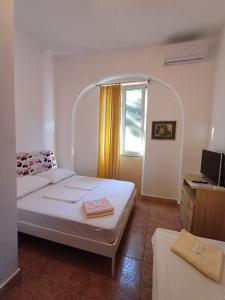 a bedroom with two beds and a window at Vila Puskin - Eforie Sud in Eforie Sud