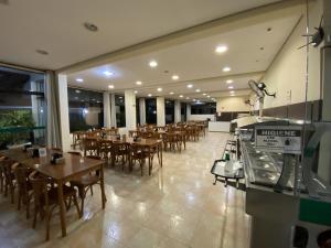 a dining room with tables and chairs in a restaurant at Hotel Valle Sul in Registro