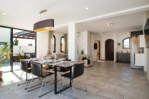 ein Esszimmer und ein Wohnzimmer mit Tisch und Stühlen in der Unterkunft Villa María in Playa Blanca
