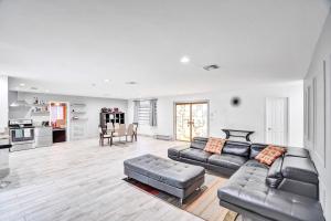 Χώρος καθιστικού στο Beautiful Gem in Miami Gardens w Heated Pool