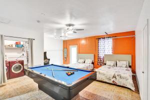 Χώρος καθιστικού στο Beautiful Gem in Miami Gardens w Heated Pool