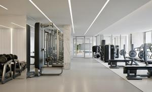 un gimnasio con una fila de cintas de correr y máquinas en Bayline luxury spa and pool apartment, en Armação de Pêra