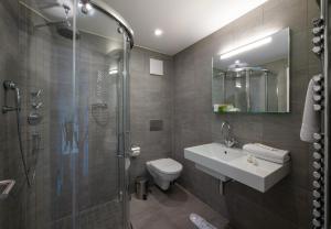 Bilik mandi di Chalet Mittaghorn Apt 5 +18 gambar