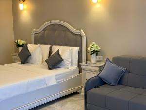 ein Schlafzimmer mit einem Bett und einem Stuhl mit Blumen in der Unterkunft Summer apartments in Eforie Nord