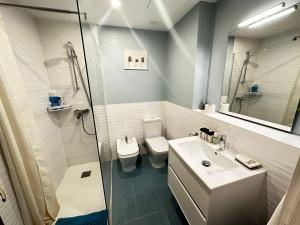 un bagno con wc, lavandino e doccia di Alojamiento en Sepulveda a Barcellona Altre 22 foto
