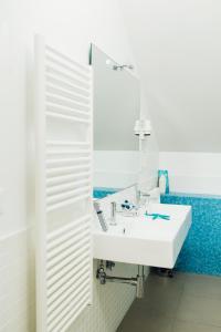 bagno con lavandino bianco e specchio di Albergo Punta de l'Est a Francavilla al Mare