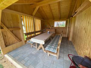 Ferienhaus Haas في لاوفن: كابينة خشبية فيها طاولة وكراسي