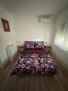 バニャ・コヴィリャチャにあるApartman Milinkovicのベッドルーム1室(花柄のベッドカバー付)