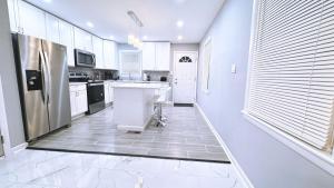 Class home near Washington DC FedEx Stadium and UMD的厨房或小厨房