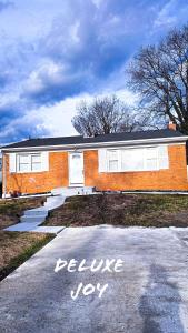 海厄茨维尔Class home near Washington DC FedEx Stadium and UMD的车道上写着的字句减少欢乐的房子