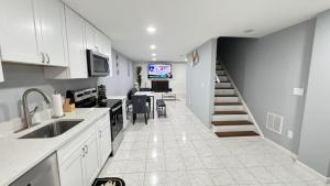 Class home near Washington DC FedEx Stadium and UMD的厨房或小厨房