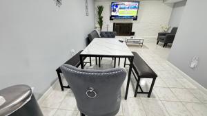 Class home near Washington DC FedEx Stadium and UMD的电视和/或娱乐中心