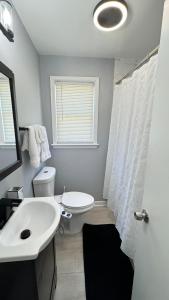 Class home near Washington DC FedEx Stadium and UMD的一间浴室