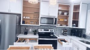 Class home near Washington DC FedEx Stadium and UMD的厨房或小厨房