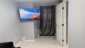 Class home near Washington DC FedEx Stadium and UMD的电视和/或娱乐中心