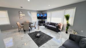 海厄茨维尔Class home near Washington DC FedEx Stadium and UMD的带沙发和桌子的客厅