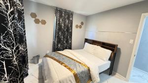海厄茨维尔Class home near Washington DC FedEx Stadium and UMD的一间卧室配有一张黑白墙床