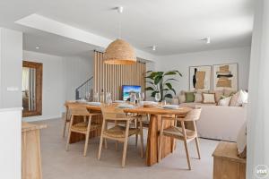 Μια τηλεόραση ή/και κέντρο ψυχαγωγίας στο ViVi Homes - Marisol Pool, Sauna, Gym, Spa & Beach