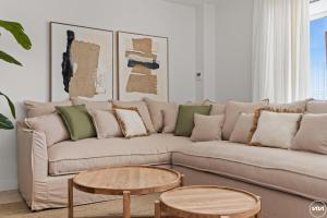 un soggiorno con un divano e un tavolo di ViVi Homes - Marisol Pool, Sauna, Gym, Spa & Beach a Mijas Costa