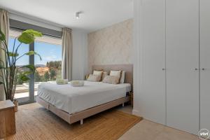 Ένα ή περισσότερα κρεβάτια σε δωμάτιο στο ViVi Homes - Marisol Pool, Sauna, Gym, Spa & Beach