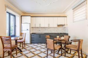 cocina abierta y comedor con mesa y sillas en Comfort Tashkent, en Tashkent