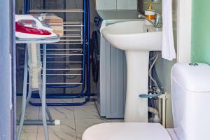 un baño con lavabo e inodoro en Comfort Tashkent, en Tashkent