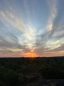 Alba o tramonto visti dall'interno dell'affittacamere o dai dintorni