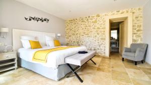 Postel nebo postele na pokoji v ubytování Domaine Ribiera, Hotel 5 Etoiles, SPA & Golf - Forcalquier