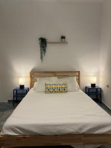 een groot bed met twee lampen aan beide zijden bij Mountain View Apartment Lefkada in Apolpaina