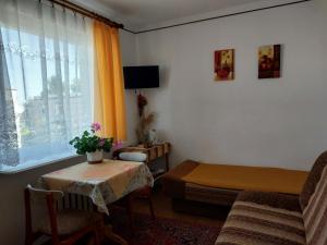 una camera con un letto, un tavolo e una finestra di Tanie pokoje w Kołobrzegu a Kołobrzeg