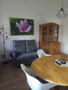 a living room with a table and a couch at Ferienwohnungen am Safrangarten in Altenburg