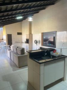 Kuchyň nebo kuchyňský kout v ubytování Casa em condomínio fechado-8 minutos do shop.Flamboyant