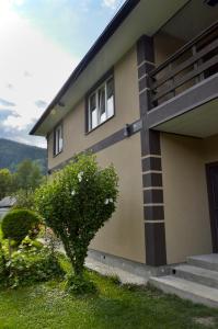 KrivorovnyaにあるКарпатіяの前に木がある家