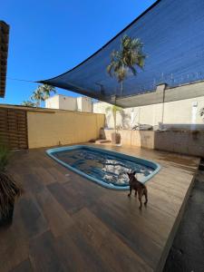 Bazén v ubytování Casa em condomínio fechado-8 minutos do shop.Flamboyant nebo v jeho okolí