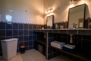 a bathroom with a sink and a mirror at Villa 4 étoiles - 3 chambres - 6 personnes - Nature, campagne, confort moderne, charme, jardin et vue exceptionnelle - Proche Martel in Martel