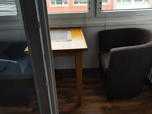 プフォルツハイムにあるCity Hotel Pforzheimの窓のある部屋にあるテーブルと椅子 +11枚の写真