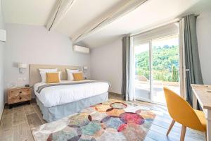 Postel nebo postele na pokoji v ubytování Domaine Ribiera, Hotel 5 Etoiles, SPA & Golf - Forcalquier