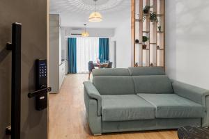 ein Wohnzimmer mit Sofa und eine Küche in der Unterkunft Chill Side - Infinity Pool & Spa Resort in Mamaia Nord – Năvodari