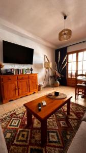 - un salon avec une télévision et une table basse dans l'établissement apartamento de Los Locos, à Torrevieja
