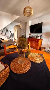 - un salon avec une table et une plante dans l'établissement apartamento de Los Locos, à Torrevieja