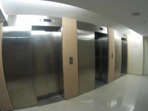 eine Aufzuglobby mit zwei Aufzügen in einem Gebäude in der Unterkunft Cyber Studio Apartment in Kota Bharu