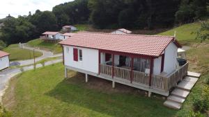 Afbeelding uit fotogalerij van Chalet ILUNA climatisé 2 à 6 pers 3ch 2 sdb piscine et sérénité in Hasparren