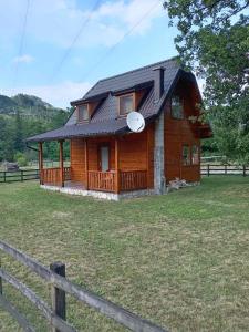 una baita di tronchi con un frisbee sulla parte anteriore di Guest House Krsmanovic a Mokra Gora