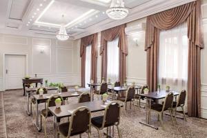 sala konferencyjna ze stołami, krzesłami i oknami w obiekcie Pałac Zegrzyński w Zegrzu +37 zdjęć